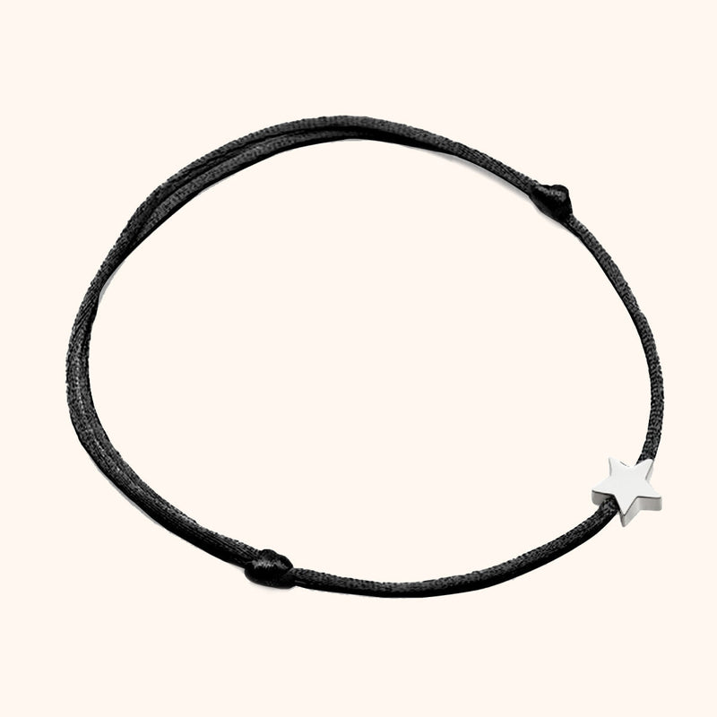 Schwarzes Armband mit silbernem Sternanhänger, verstellbar, modisches Accessoire.