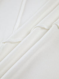 Weiße Baumwollstoff, Nahaufnahme, weiche Textur, hochwertiges Material, ideal für Kleidung.