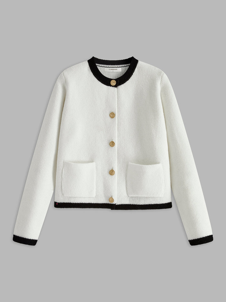 Weiße Strickjacke mit schwarzen Details, goldenen Knöpfen, Taschen, Damenmode, elegant.