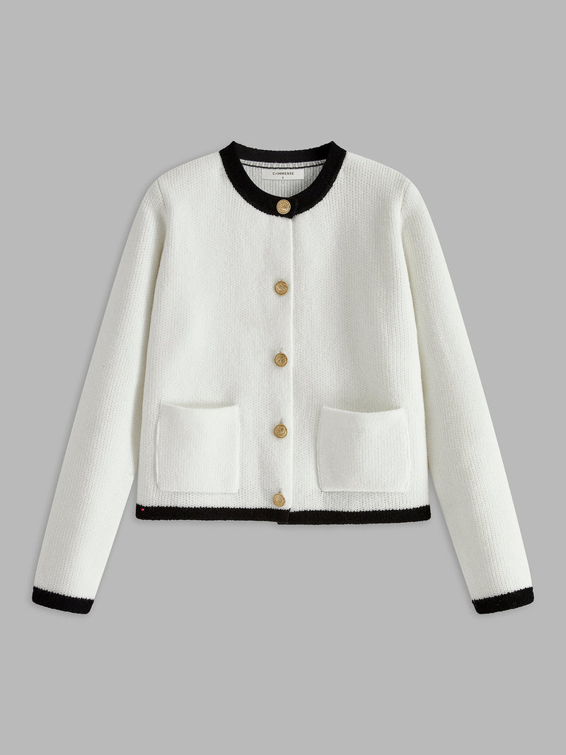 Weiße Strickjacke mit schwarzen Details, goldenen Knöpfen, Taschen, Damenmode, elegant.