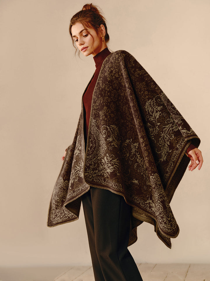 Frau trägt braunen Poncho mit floralem Muster, elegantes Herbstoutfit, Damenmode.