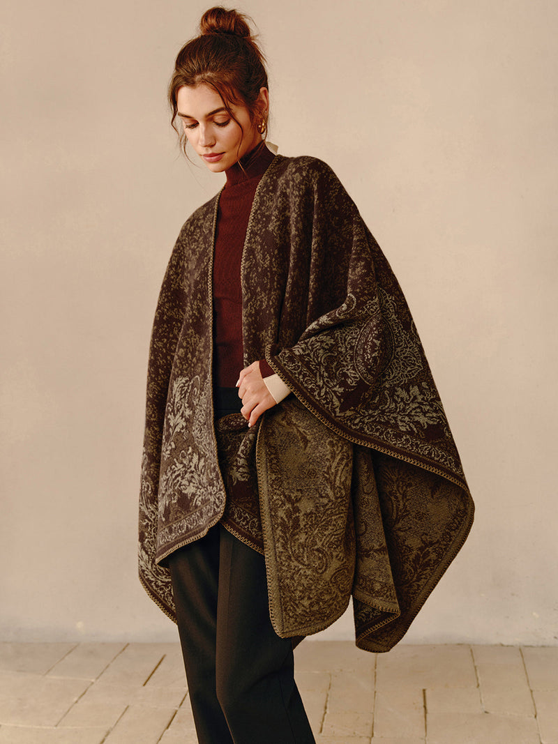Frau trägt braunen Poncho mit floralem Muster, elegantes Design, Herbstmode, Damenbekleidung.