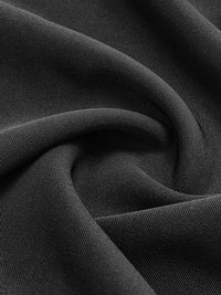 Schwarzer Baumwollstoff, Nahaufnahme, weiche Textur, hochwertiges Material für Bekleidung.