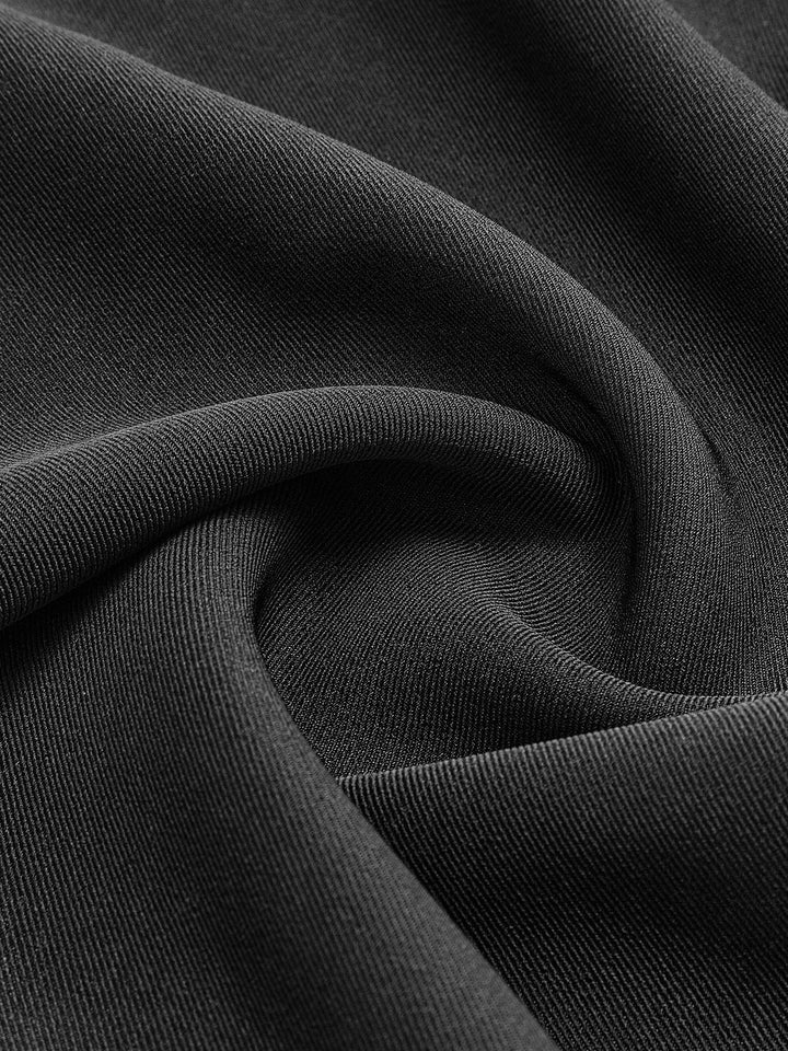 Schwarzer Baumwollstoff, Nahaufnahme, weiche Textur, hochwertiges Material für Bekleidung.