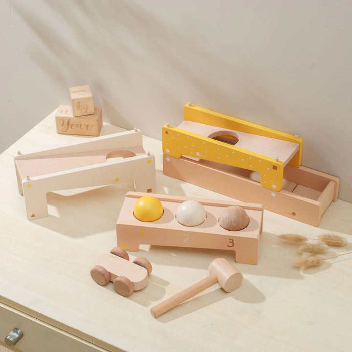 Motorik-Kugelbahn aus Holz mit Hammer und Auto – Spielschub