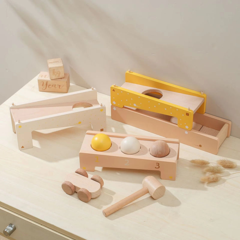 Motorik-Kugelbahn aus Holz mit Hammer und Auto – Spielschub