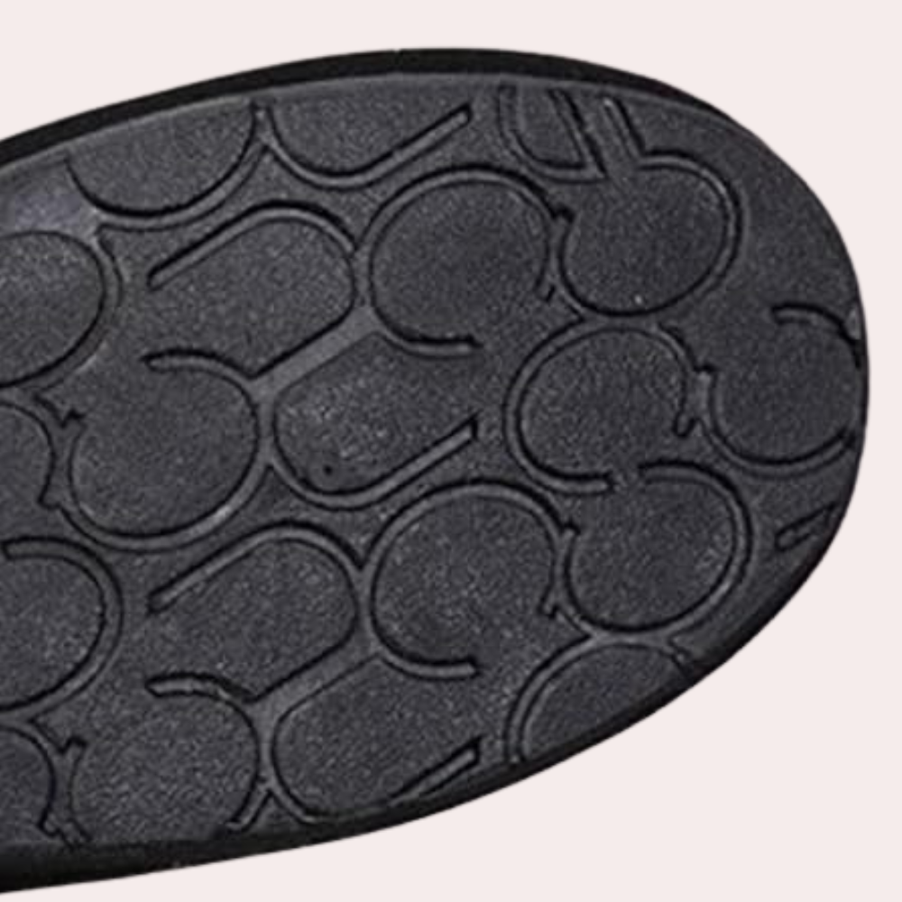 Schwarze Gummisohle mit rutschfestem Profil, Schuhsohle, langlebig, strapazierfähig.