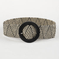 Schwarzer und beiger gewebter Gürtel mit rundem Verschluss, geometrisches Muster, Damenmode.