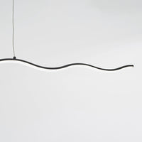 Moderne LED-Pendelleuchte, wellenförmig, schwarz-weiß, minimalistisches Design, Innenbeleuchtung.