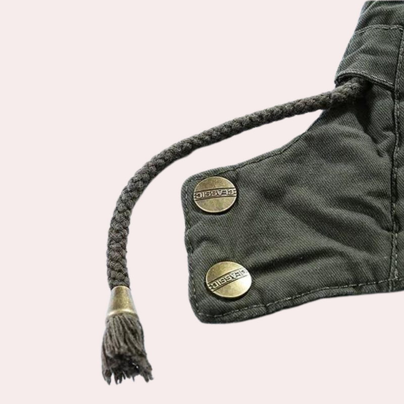 Grüne Baumwolljacke mit geflochtenem Kordelzug und Messingknöpfen, Outdoor-Mode.