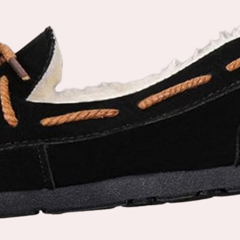 Schwarzer Wildleder-Hausschuh mit Fellfutter und braunen Schnürsenkeln, bequeme Wintermode.