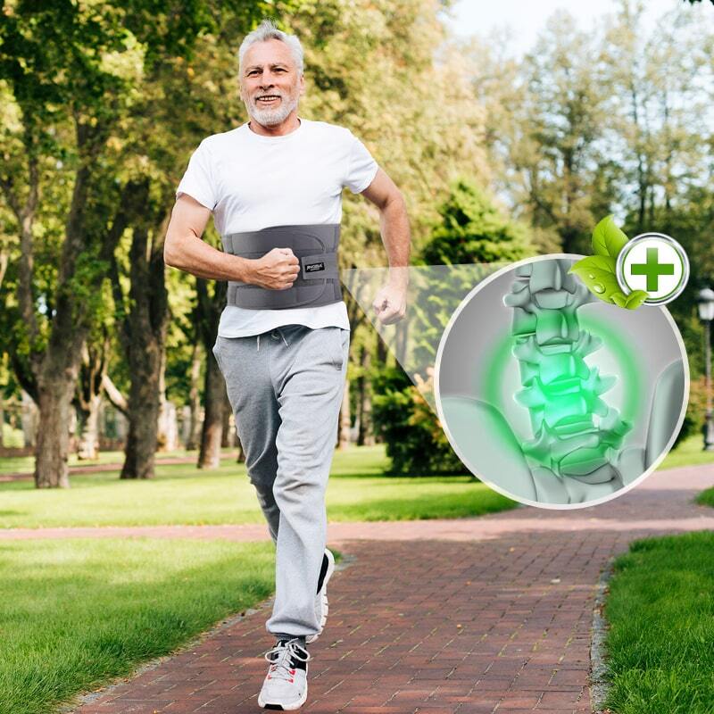 Älterer Mann joggt im Park mit grauem Rückenstützgürtel, Wirbelsäulendiagramm, grüne Natur.