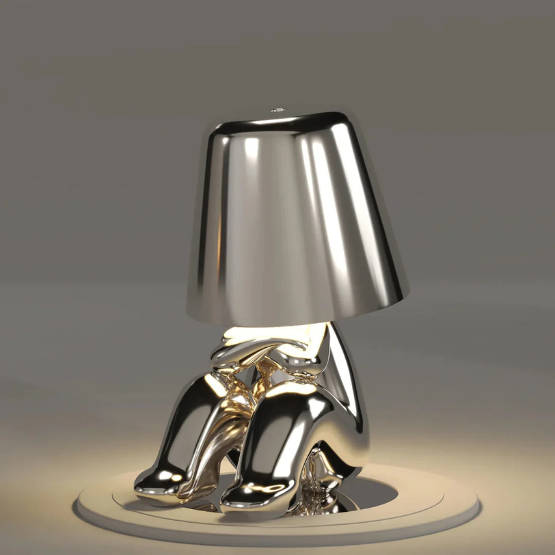 Silberne Tischlampe in Form einer sitzenden Figur, modernes Design, Innenbeleuchtung.