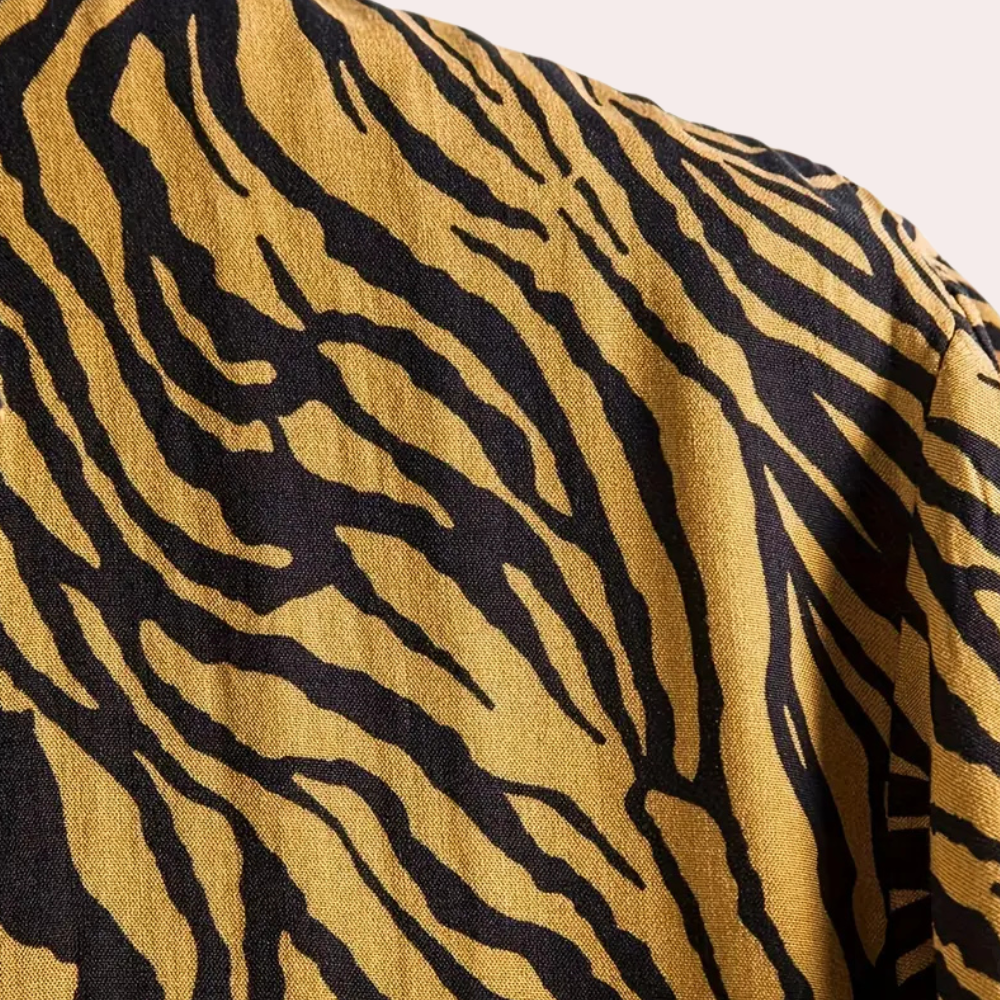 Tigerstreifen-Muster auf gelbem Stoff, modisch, Textildesign, trendig, auffällig.