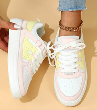 Damen-Sneaker in Pastellfarben, weiß, rosa und gelb, mit goldener Fußkette, modisch, lässig.