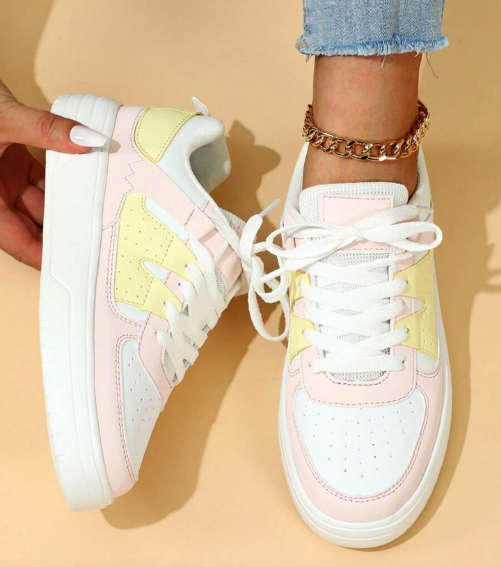 Damen-Sneaker in Pastellfarben, weiß, rosa und gelb, mit goldener Fußkette, modisch, lässig.