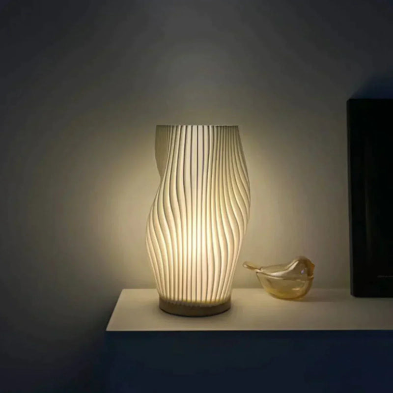 Moderne Tischlampe mit wellenförmigem Design, warmweißes Licht, dekorative Beleuchtung.