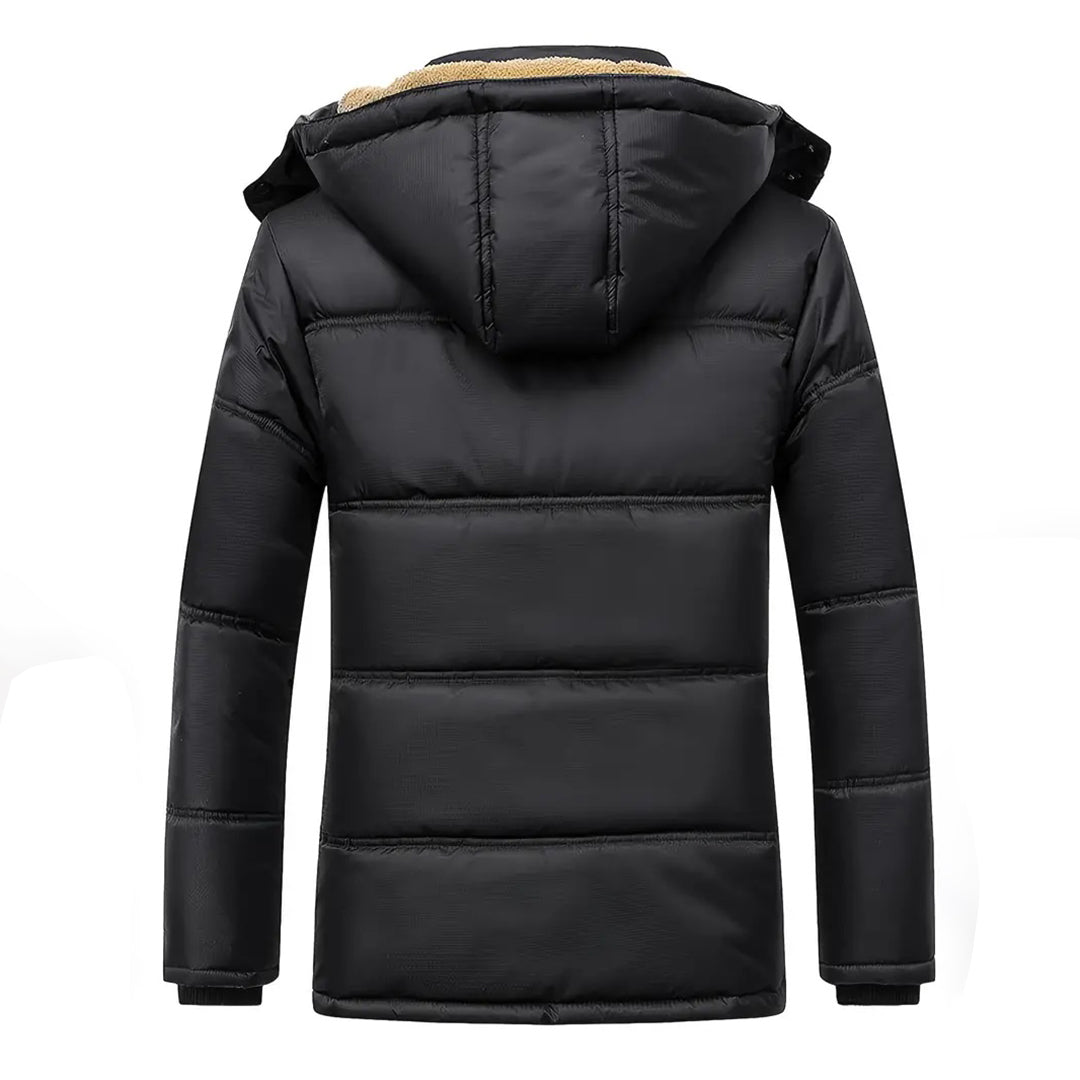 Schwarze Winterjacke mit Kapuze, gesteppt, warm, Herrenmode, Outdoor-Bekleidung, isoliert.