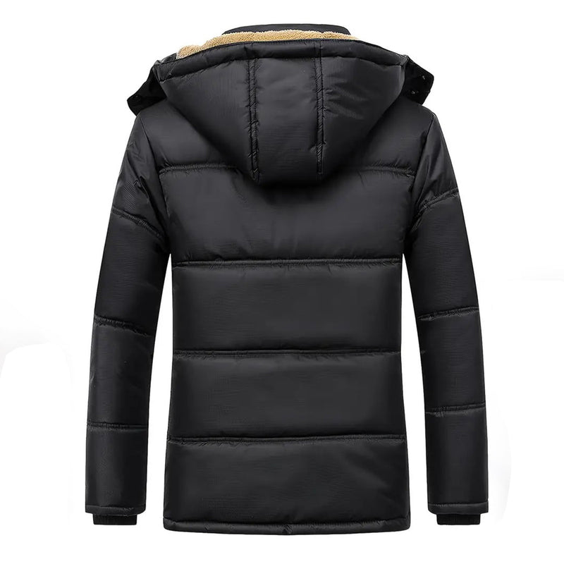 Schwarze Winterjacke mit Kapuze, gesteppt, warm, Herrenmode, Outdoor-Bekleidung, isoliert.