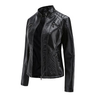 Schwarze Lederjacke für Damen, Reißverschluss, Stehkragen, modisch, elegant, Biker-Stil.