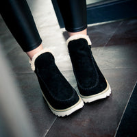 Schwarze Damen-Winterstiefel aus Wildleder mit weißem Fellfutter und dicker Sohle.