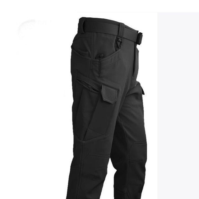 Schwarze taktische Hose, elastisch, mit Taschen, ideal für Herbst und Winter Outdoor-Aktivitäten.