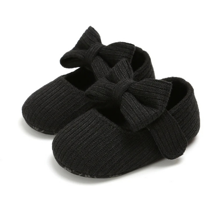 Schwarze Babystrickschuhe mit Schleife, weiches Material, rutschfeste Sohle, modisch.