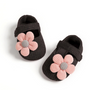 Schwarze Babyschuhe mit rosa Blumen, weiches Material, Klettverschluss, Neugeborene.