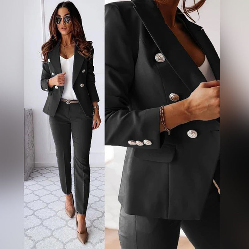 Frau in schwarzem Blazer mit Knöpfen, weiße Bluse, elegante Businessmode, Sonnenbrille.