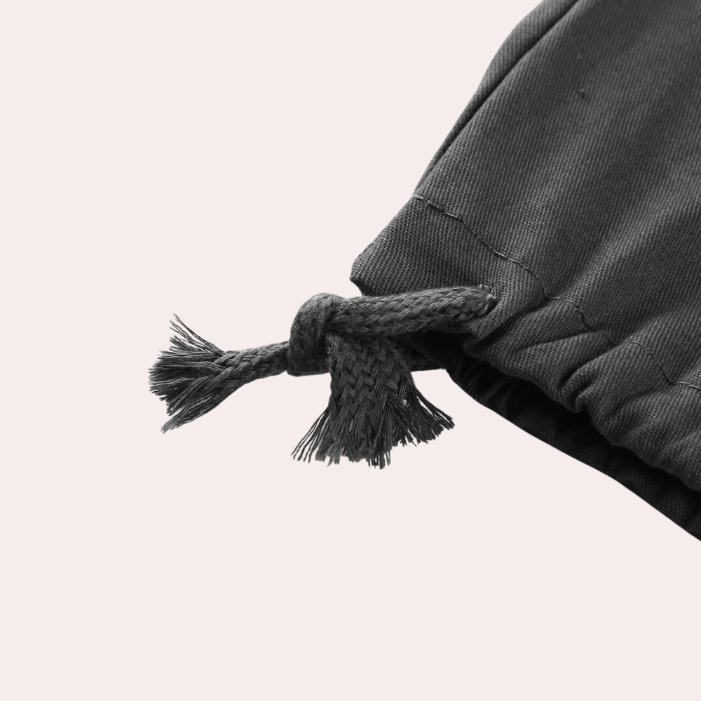 Schwarze Jogginghose Detailansicht, Kordelzug, Baumwolle, sportlich, bequem, Herrenmode.