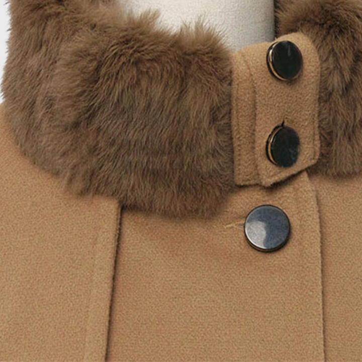 Brauner Wollmantel mit Kunstpelzkragen und schwarzen Knöpfen, elegantes Winteroutfit.