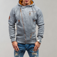 Grauer Herren-Hoodie mit Reißverschlüssen, Kapuze und Lederdetails, modisch und bequem.