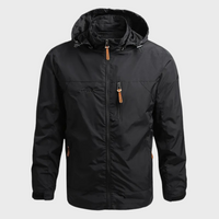 Schwarze Herrenjacke mit Kapuze, Reißverschlüssen und Taschen, ideal für Outdoor-Aktivitäten.