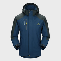Dunkelblaue Herren-Outdoorjacke, wasserdicht, mit Kapuze und Reißverschlusstaschen.