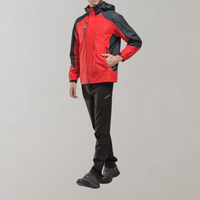 Mann in roter Outdoor-Jacke mit Kapuze und schwarzer Hose, ideal für Wandern und Trekking.