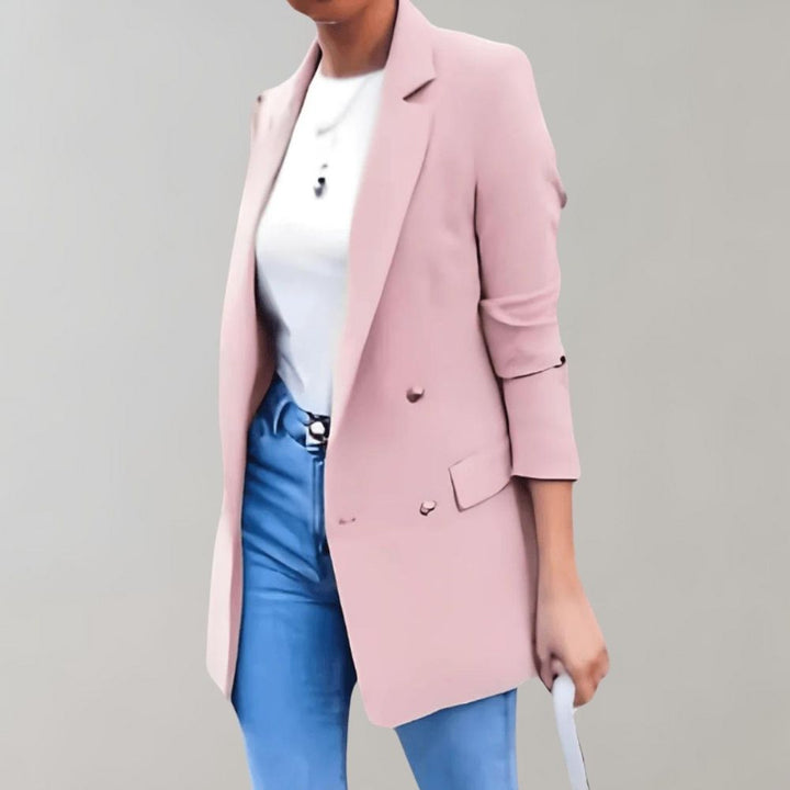 Frau in rosa Blazer und blauer Jeans, modisch, elegant, Freizeitkleidung, Damenmode.