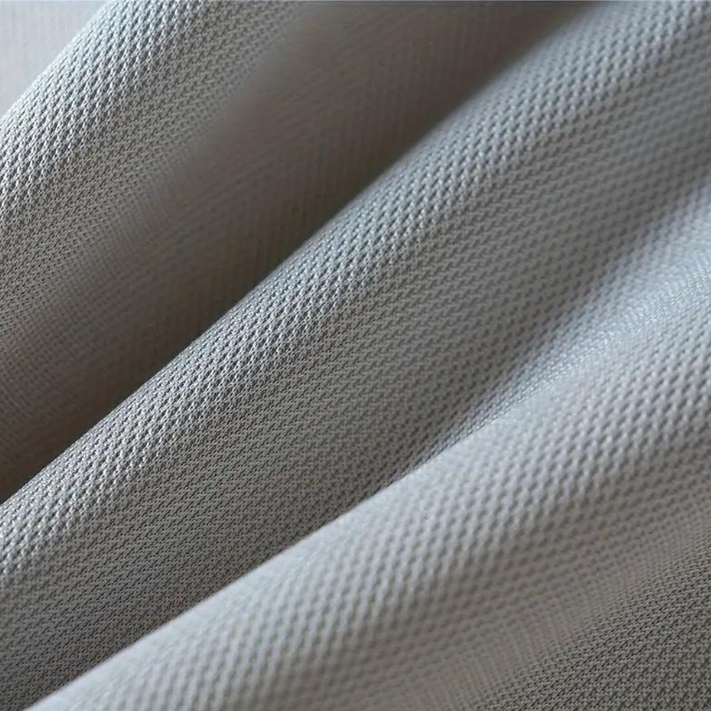 Grauer Stoff mit texturierter Oberfläche, Nahaufnahme, hochwertiges Material, Heimtextilien.