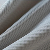 Grauer Stoff mit texturierter Oberfläche, Nahaufnahme, hochwertiges Material, Heimtextilien.