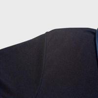 Schwarzes T-Shirt aus Baumwolle, Nahaufnahme, Textur, Mode, Herrenbekleidung