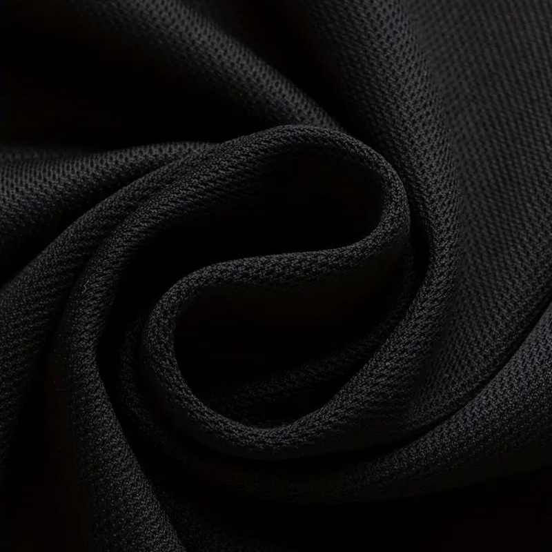 Schwarzer Stoff, Nahaufnahme, Textur, Polyester, glatt, hochwertig, für Bekleidung, Detailansicht.