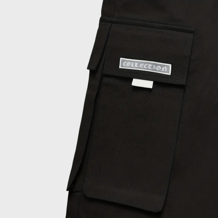 Schwarze Cargohose mit Seitentasche, Baumwolle, Herrenmode, urbaner Stil, lässige Bekleidung.