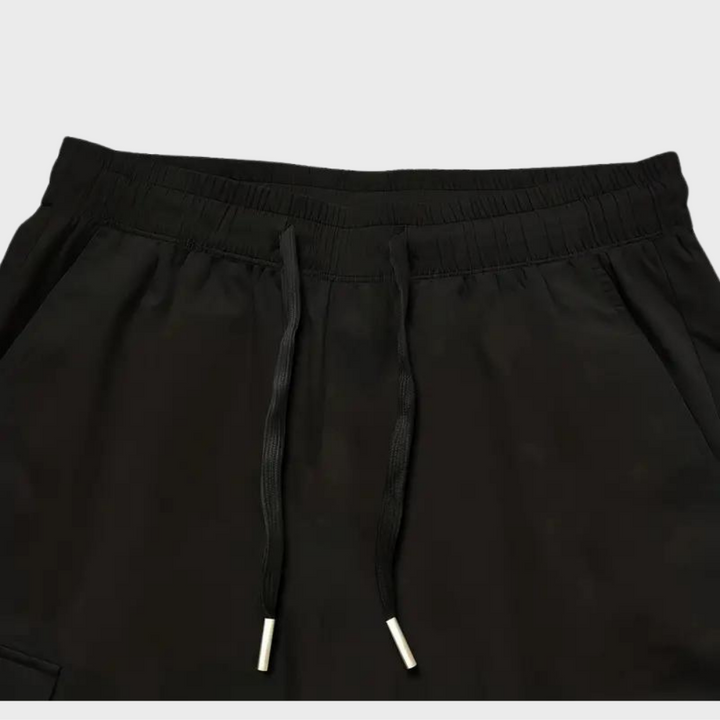 Schwarze Jogginghose mit Kordelzug, elastischer Bund, bequeme Sportbekleidung für Herren.