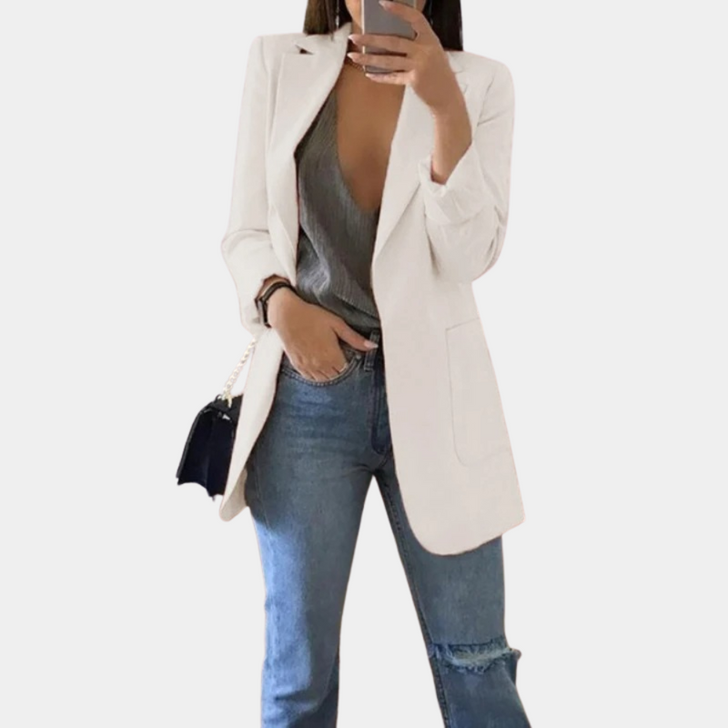 Frau in weißem Blazer, grauem Top und blauer Jeans, modisch, elegant, Streetwear.