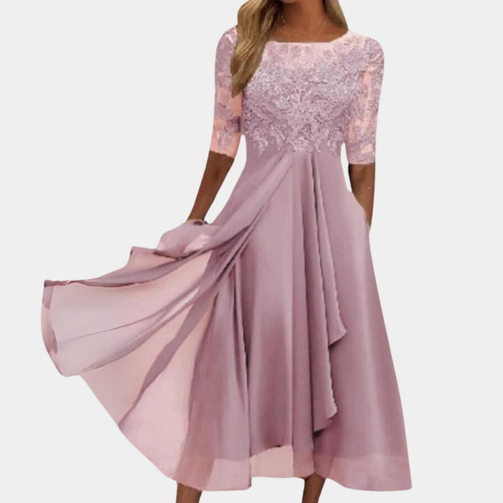 Rosa Abendkleid mit Spitze, dreiviertel Ärmel, fließender Stoff, elegantes Design.