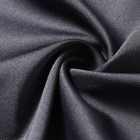 Dunkelgrauer Stoff, Nahaufnahme, glatte Textur, hochwertiges Material, Faltenwurf.