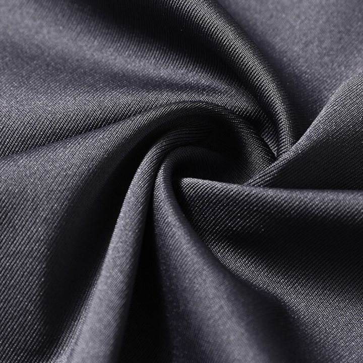 Dunkelgrauer Stoff, Nahaufnahme, glatte Textur, hochwertiges Material, Faltenwurf.