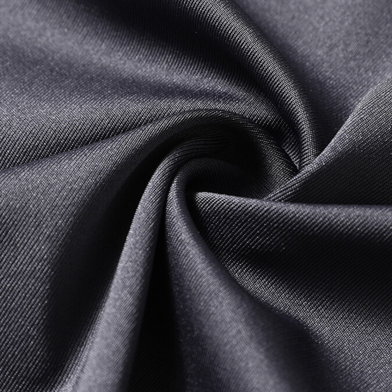 Dunkelgrauer Stoff, Nahaufnahme, glatte Textur, hochwertiges Material, Faltenwurf.