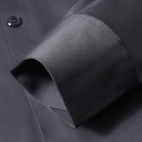 Dunkelblaues Hemd aus Baumwolle, Nahaufnahme Manschette, elegantes Herrenmode-Detail.