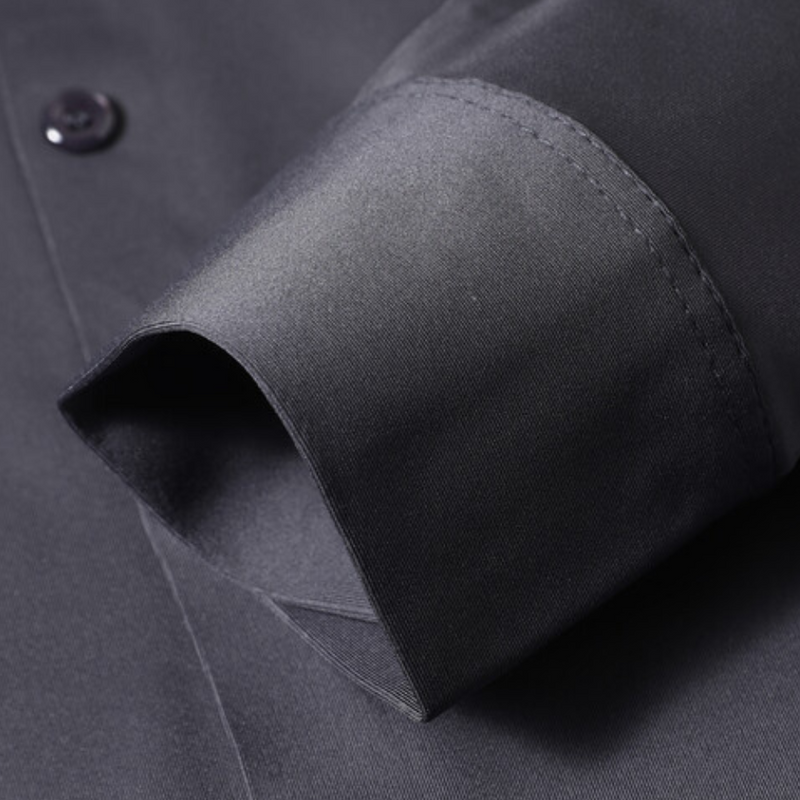 Dunkelblaues Hemd aus Baumwolle, Nahaufnahme Manschette, elegantes Herrenmode-Detail.