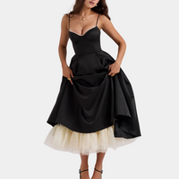 Schwarzes Satinkleid mit Spaghettiträgern und Tüllunterrock, elegantes Abendkleid für Damen.